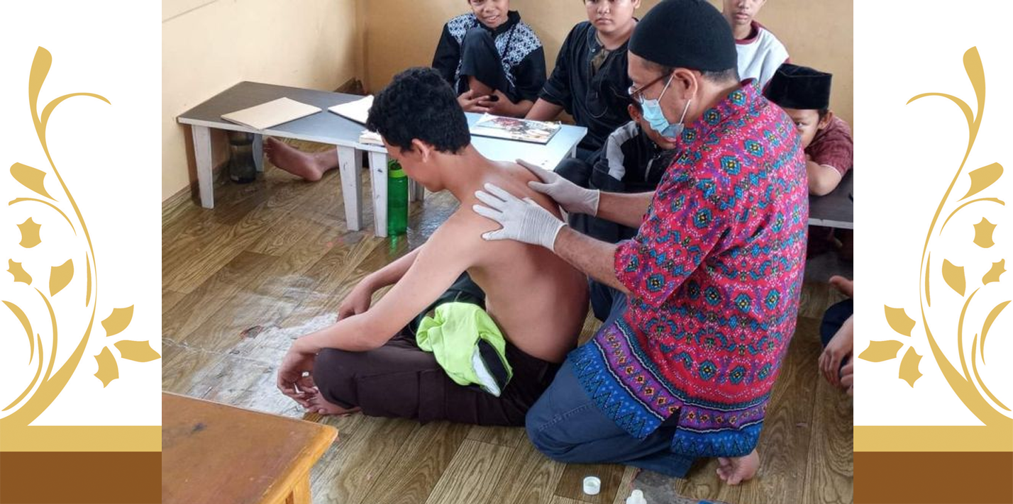 Obati Pasien dengan Cara Tradisional dan Buka Sekolah Herbal Muslim Obati Pasien dengan Cara Tradisional dan Buka Sekolah Herbal Muslim